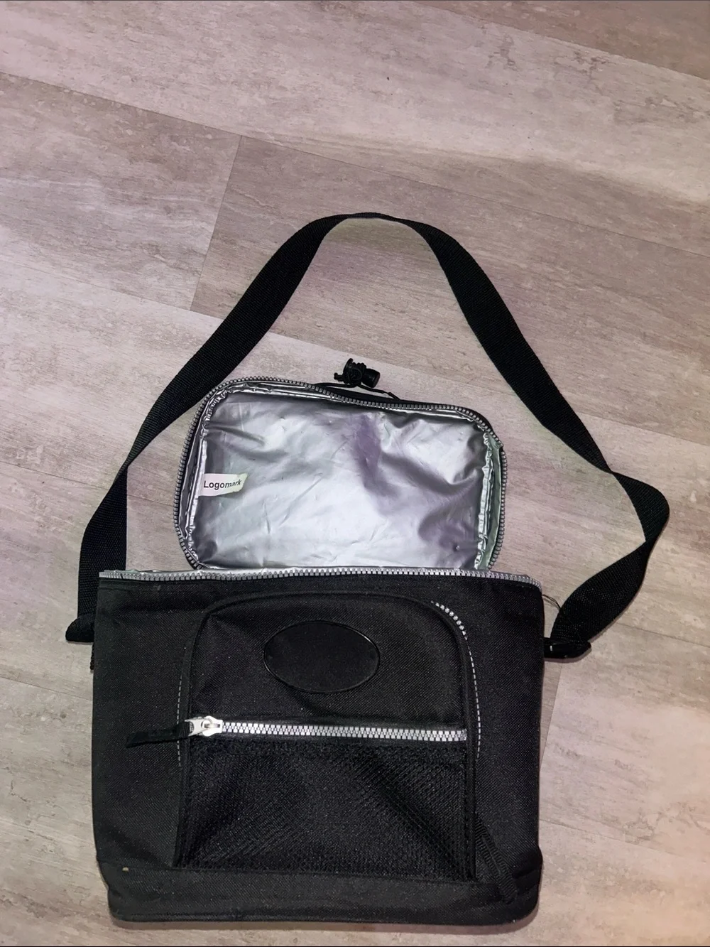 Insulated lunch bag with crossbody strap
